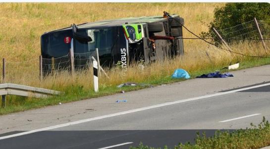 Најмалку 20 повредени откако се преврте автобус во северна Германија