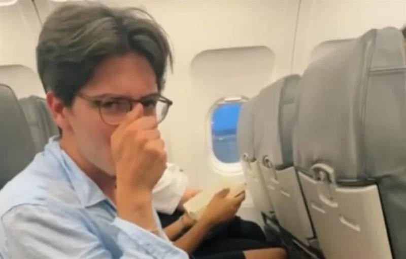 Се обидел да утврди што смрди во авионот, кога камерата зумирала под седиштето (ВИДЕО)