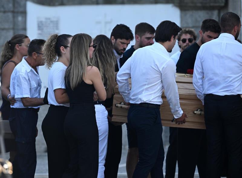 Фото: Потресни сцени на погребот ​​на Диога Жота која замина во вечноста: Соиграчите од Ливерпул носеа венци со специјални броеви