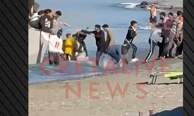 Туристи во паника бегаат од плажа во Грција – со вресоци излегуваат од морето (ВИДЕО)