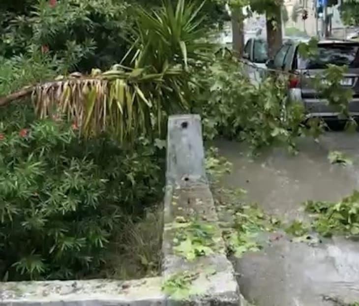 Големо невреме во Сплит: Траект удри во два брода, еден потона, улиците под вода
