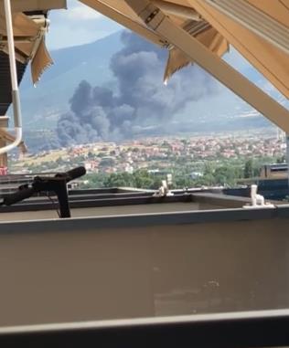 Пожар во Визбегово, скопските пожарникари интервенираат со четири возила