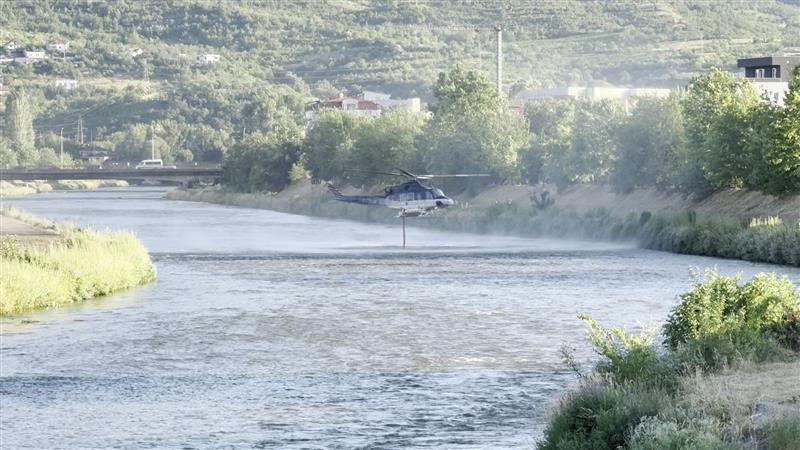 Видео: Хеликоптер полни вода во Вардар за гаснење на пожарите