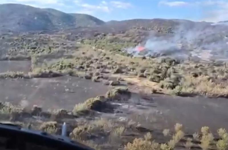 Видео: Хеликоптерот на МВР фрли повеќе од 40 тони вода врз пожарот во Дојран