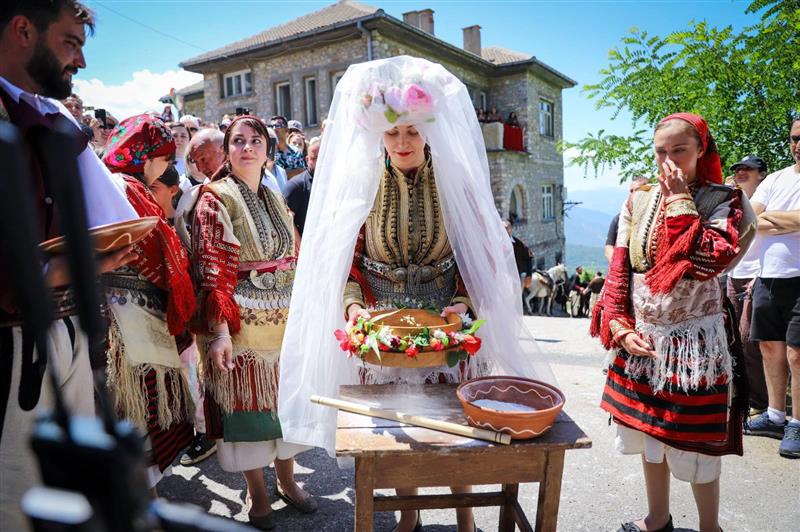 Младенците Јован Филипоски и Лилјана Михајлоска се венчаа на годинешната Галичка свадба