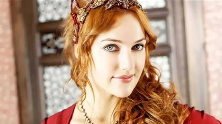 Хурем султанката го сменила изгледот со пластични операции: „Парализирана“ од ботокс