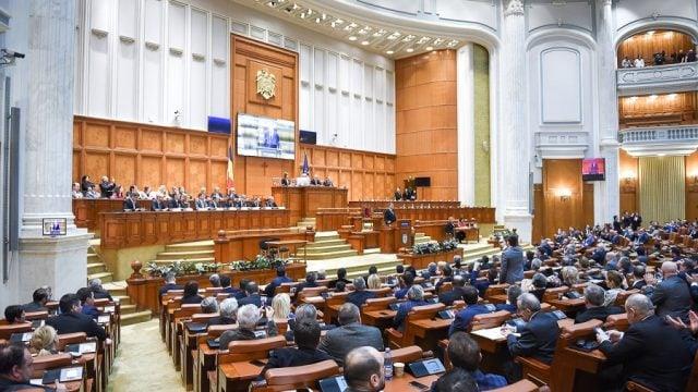Романската влада го преживеа гласањето доверба и ги зголеми даноците