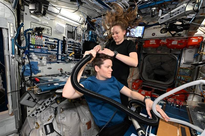 Астронаутка на НАСА ги шиша колегите во вселената: Ви оставија ли бакшиш? (ФОТО)