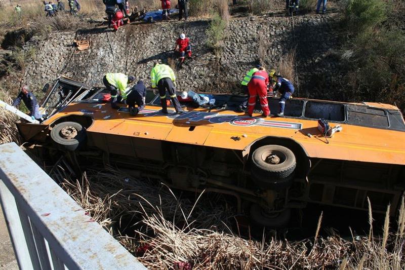 Се преврте автобус полн со ученици во Англија, спасувачите на терен 