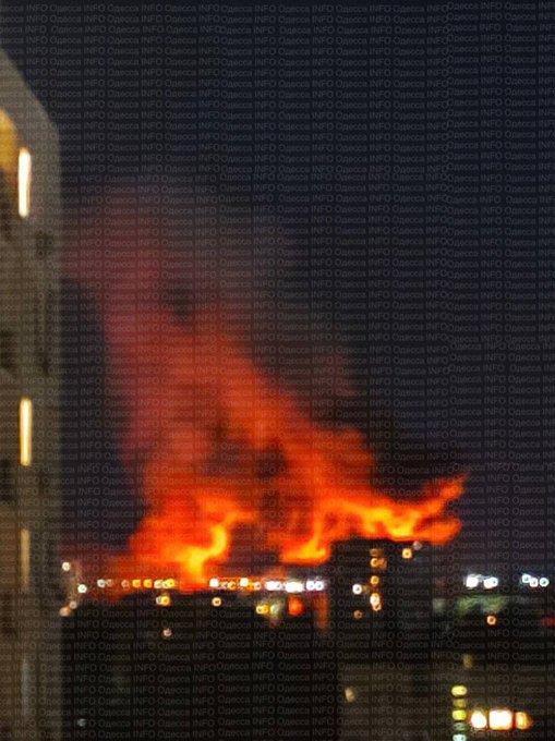 Масовен напад со дронови на Одеса: Загина едно лице, гори станбена зграда (ВИДЕО)
