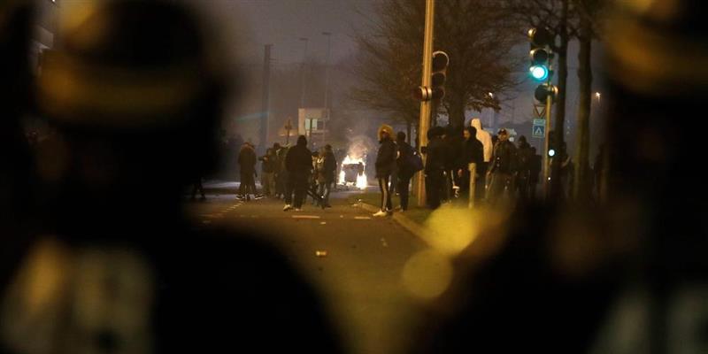 Повредени десетина полицајци во вооружени масовни напади во Лимож- запалени возила, фрлени молотови коктели (ВИДЕО)