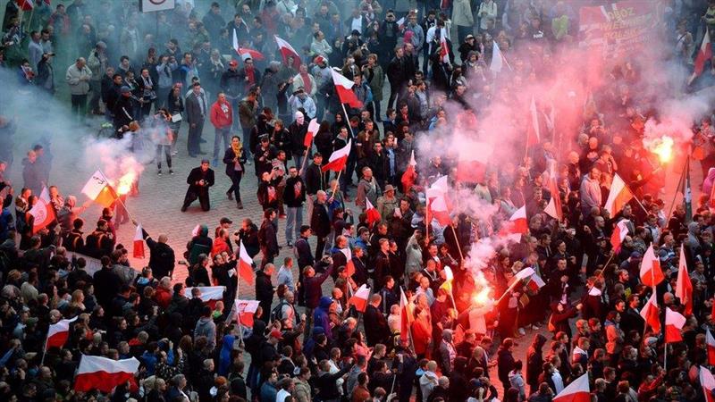 Илјадници се собраа во Варшава и 80 други градови во Полска за да протестираат против мигрантите (ВИДЕО)