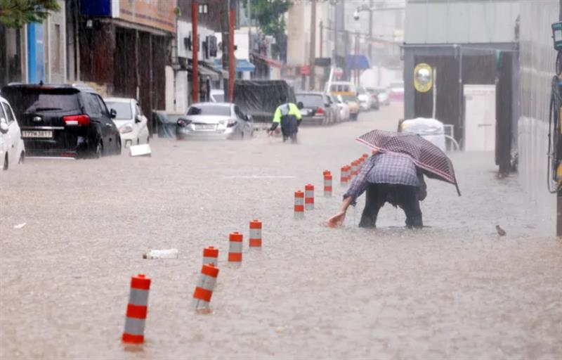 Бројот на жртви во поплавите во Јужна Кореја достигна 14, додека 12 се водат како исчезнати