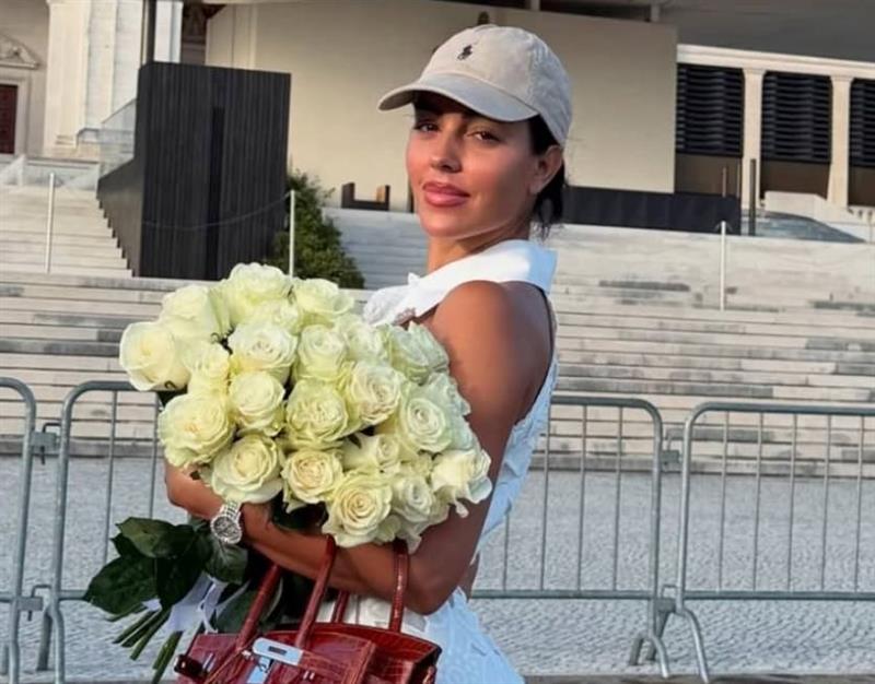 Георгина на удар на критики поради изборот на облека за во црква: Покриј се (ВИДЕО)