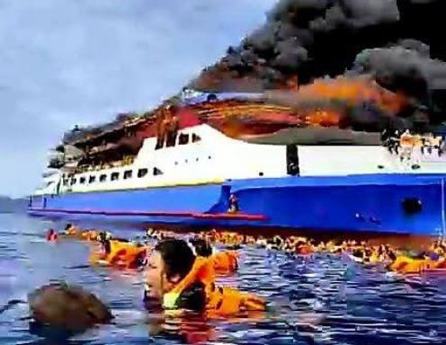 Туристи панично врескаат и скокаат во море за да се спасат од пекол- гори познат траект (ВИДЕО)