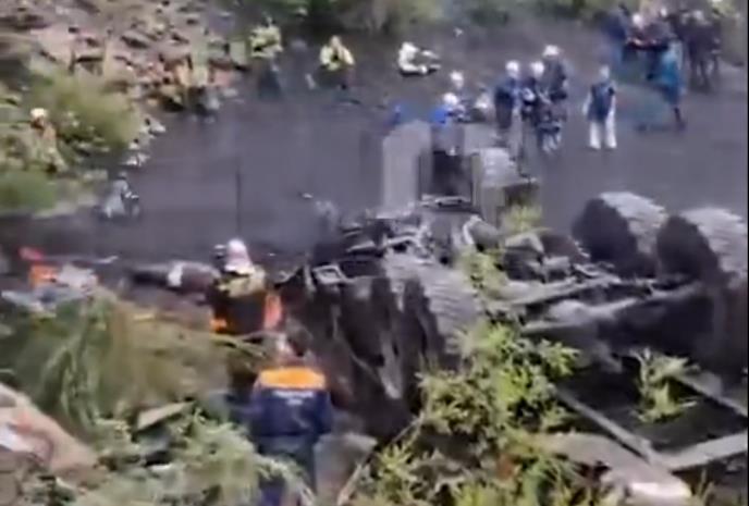 Видео: Автобус со рудари падна во провалија во Русија – загинаа 13 лица