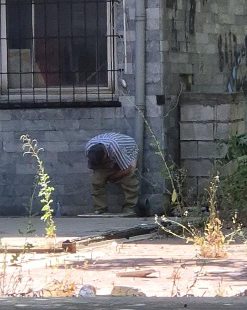Фото: Маж во центарот на Скопје „уловен“ како врши нужда