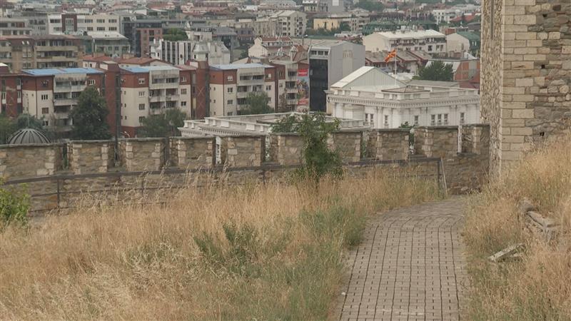 Скопското Кале и понатаму обраснато со трева – туристите запрепастени 