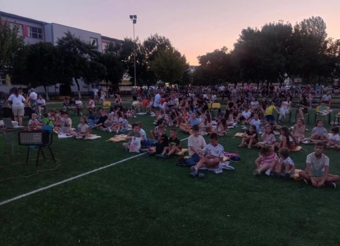 Киното се враќа во Кочани, „Мистер Бин“ го наполни дворот на училиштето „Никола Карев“