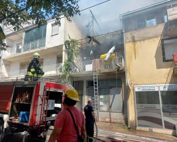 Шест лица и тројца пожарникари во болница поради вдишување чад, изгаснат пожарот во семејна куќа во Кочани