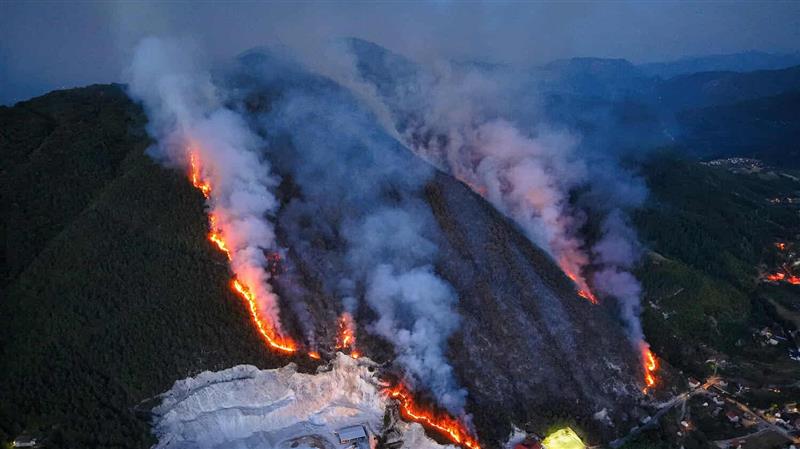 Гори борова шума во Централна Босна, побарана меѓународна помош