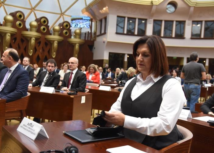 Собранието треба да ја констатира оставката на Димитровска, а потоа во рок од 10 дена да почне изборот на нов претседател на ДКСК