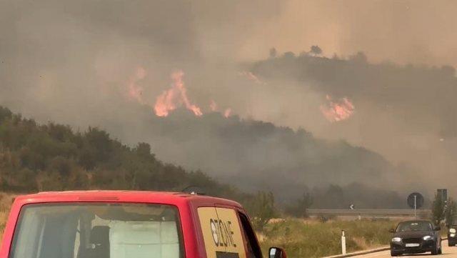 Голем пожар во Албанија: Изгореа 11 куќи, црква и голема површина шуми во близина на Делвина (ВИДЕО)