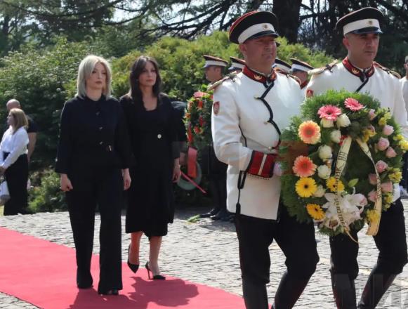 Градоначалничката Арсовска оддаде почит на жртвите од катастрофалниот земјотрес во Скопје