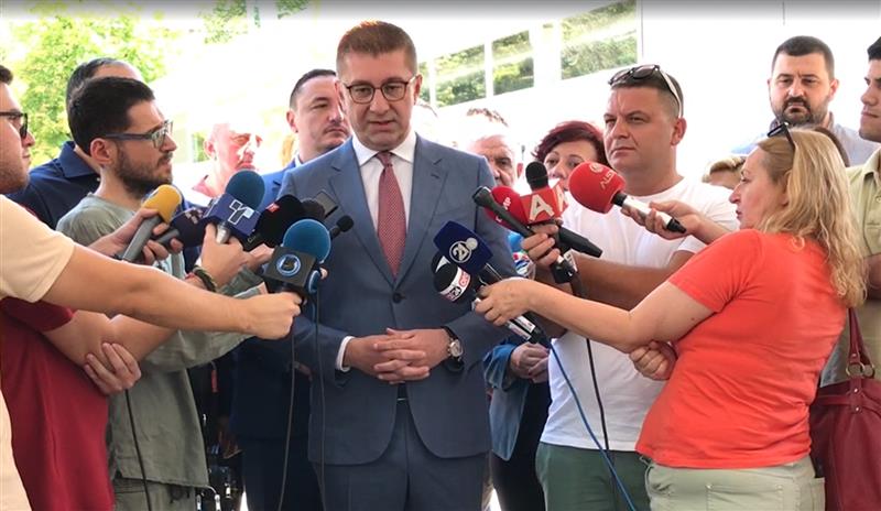 Мицкоски: Ситуацијата со пожарите е под контрола, во функција се сите оперативни летала на ДЗС, МВР и Армијата