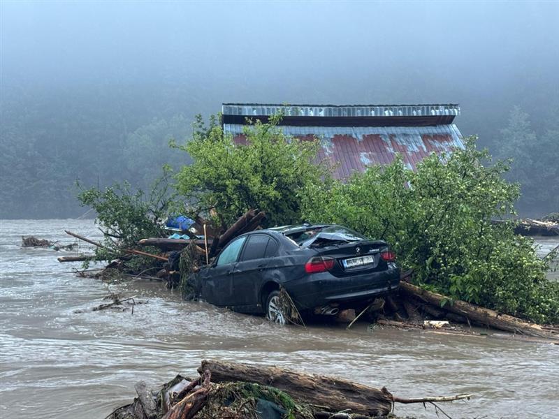 Едно лице загина во поплави во Романија, стотици се евакуирани (ВИДЕО)