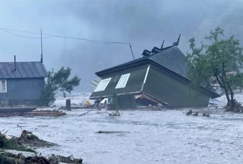 Романија под вода- не престануваат силните дождови, има загинати (ВИДЕО)