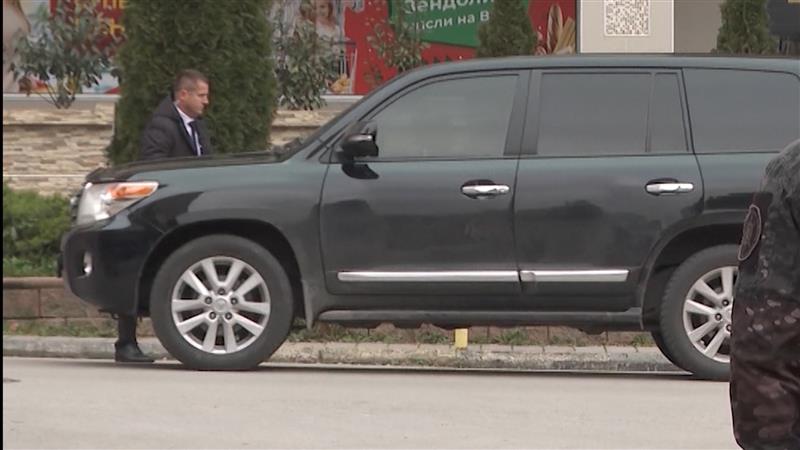 До 15 септември сите владини коли треба да имаат таблички во црвена боја