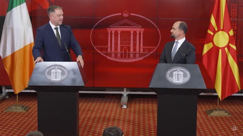 Ирскиот министер Томас Бирн во Скопје: ЕУ цврсто верува во договорот од 2022 година, јазикот не е во опасност
