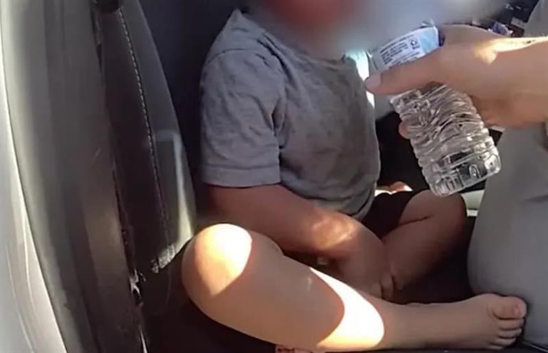 Татко се паркирал пред секс шоп, а четирите мали деца ги заклучил во прегреаниот автомобил 