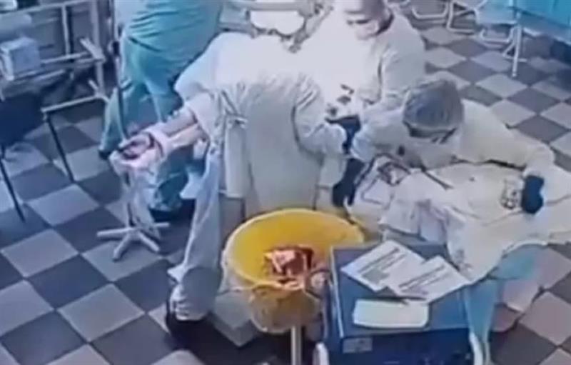 Разорниот земјотрес на Камчатка стресе операциона сала, снимена е реакцијата на докторите (ВИДЕО)
