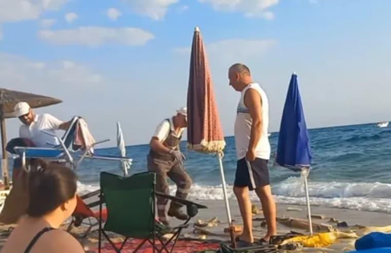 Нема веќе „пешкири за резервација“ на грчките плажи, Грците ги конфискуваат и столчиња (ВИДЕО)