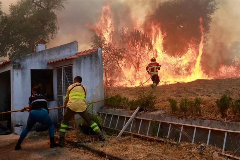 Големи пожари беснеат низ Шпанија и Португалија, се евакуираат села (ВИДЕО)