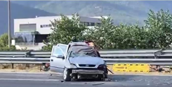 Тројца загинати во сообраќајна несреќа на автопатот од Тетово кон Скопје- автомобил се судри со автобус