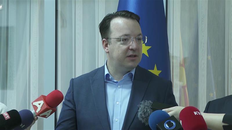 Николоски ги врачи уверенијата на кандидати за пилоти согласно јавниот повик за обука