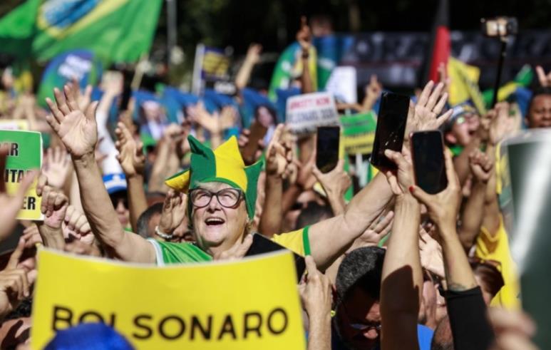 Поддржувачите на Болсонаро протестираа против Врховниот суд и Лула да Силва