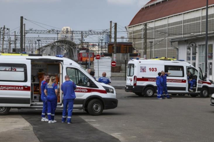 Еден загинат, 11 повредени во судар на воз и туристички автобус во Русија