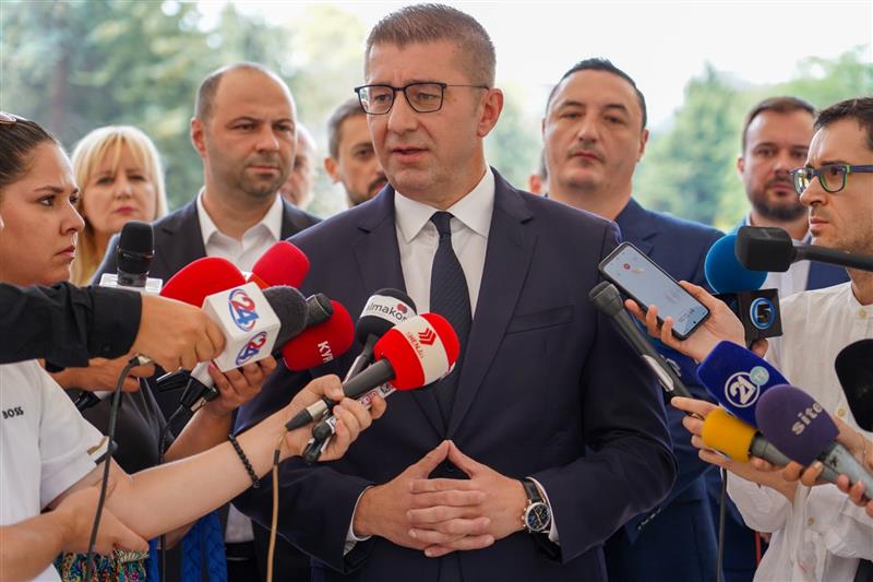 Мицкоски со остра осуда за скандирањата на ксенофобични пораки и национализам на натпреварот Македонија-Романија
