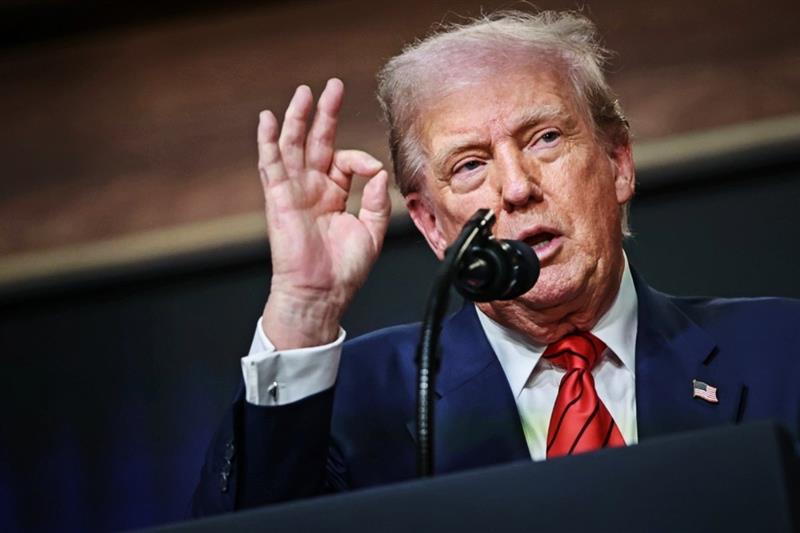 Трамп повторно се заканува дека ќе ја преземе контролата врз „ужасниот“ Вашингтон