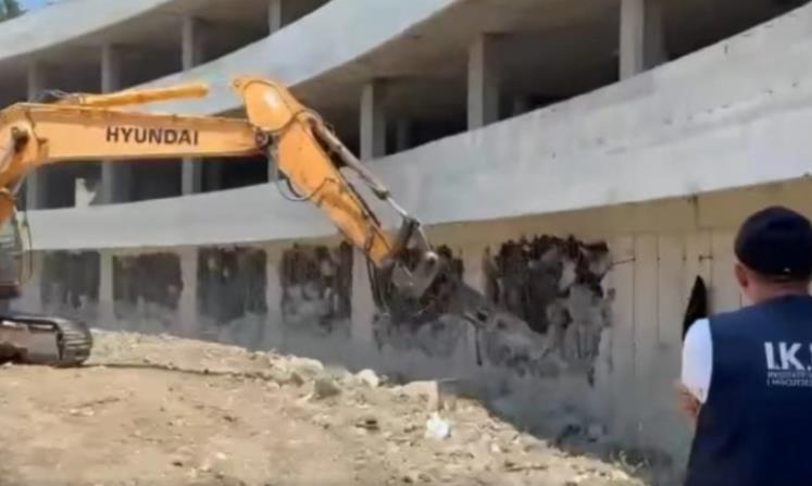 Албанските власти почнаа со уривање на нелегално изградени големи објекти, кај Валона урнат трикатен објект