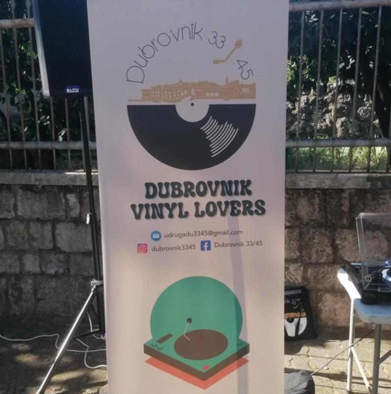 Тошо Филиповски на „Dubrovnik Vinyl Fair“ единствен колекционер од Македонија, ги претстави своите плочи и музичката литература