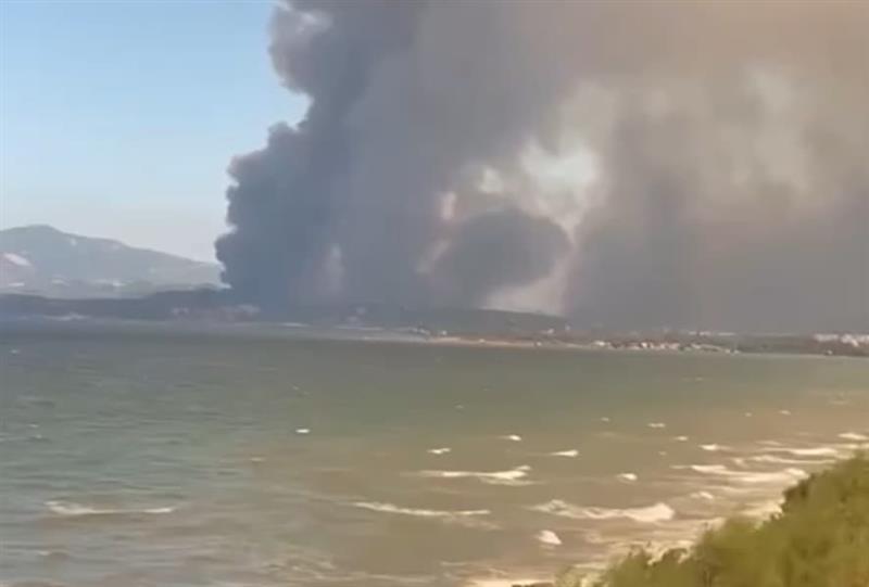 Апокалиптични снимки од огромен пожар во познато грчко летувалиште- најмалку тројца повредени (ВИДЕО)