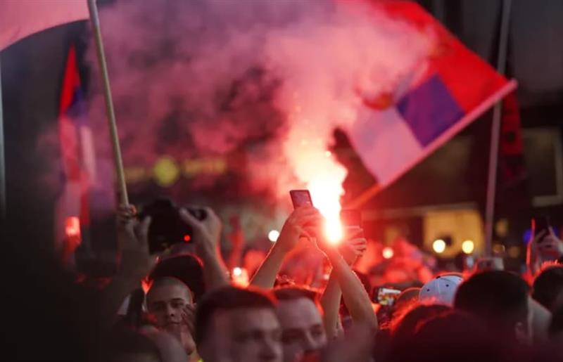 Жесток судир на полицијата со  демонстрантите во Нови Сад, нападнати се просториите на СНС (ВИДЕО)
