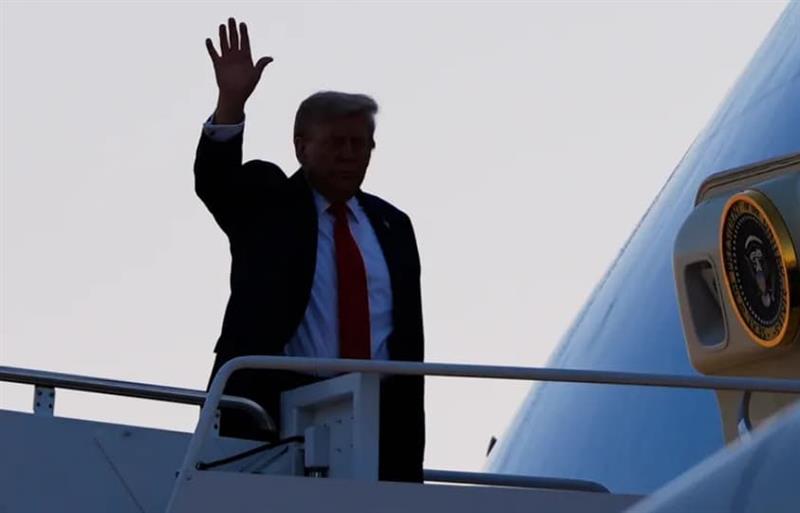 Трамп од авион испрати порака што очекува од Путин: Тој се обидува да ја постави сцената