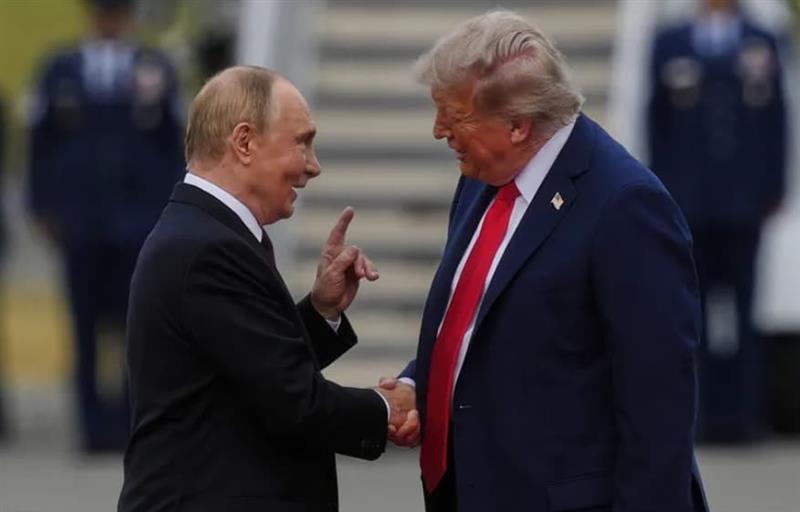 Говорот на телата на Трамп и Путин е далеку од ладен, иако на Алјаска е 13 степени- прва анализа на средбата 