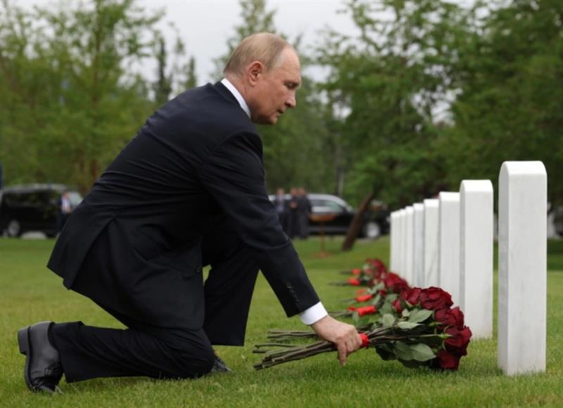 Путин им оддаде почит на советските пилоти на гробиштата во Енкориџ